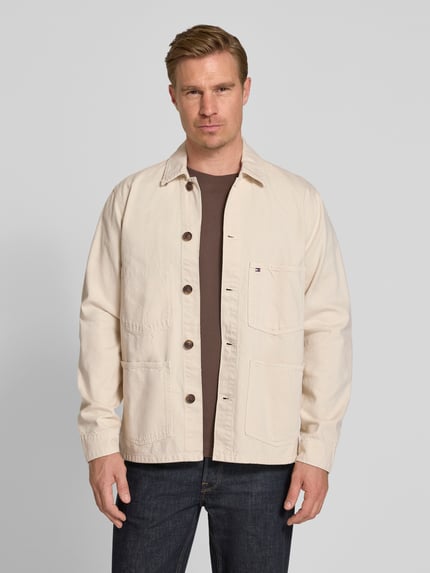 Männermodel trägt Regular Fit Hemdjacke aus reiner Baumwolle von Tommy Hilfiger, Optik: Unifarben, Rigid Denim, Ganzkörperansicht von vorne.