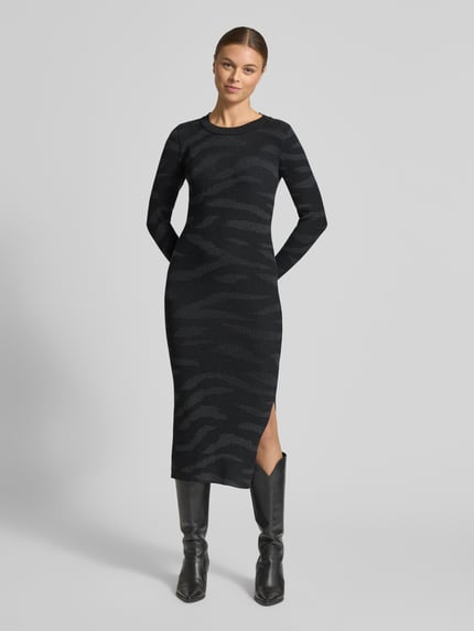Frauenmodel trägt Strickkleid mit Stehkragen von Marc Cain, schwarze Baumwolle, Midilänge, körpernah, langärmlig, Ganzkörperansicht von vorne.