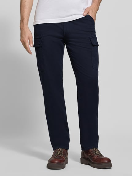 Männermodel trägt dunkelblaue Straight Fit Cargohose aus reiner Baumwolle Modell 'YASUNI' von Napapijri, Seiten-, Cargo- und Gesäßtaschen, Knopf- und Reißverschluss, feine Stoffstruktur, Ganzkörperansicht von vorne.