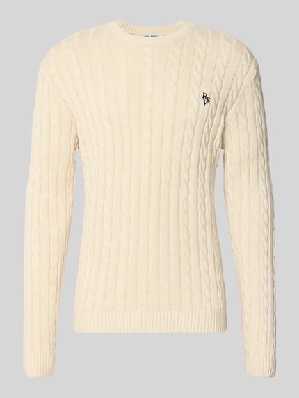 Produktfoto, Slim Fit Strickpullover reine Baumwolle von REVIEW, kremowy sweter z dzianiny o kroju slim fit ze ściegiem warkoczowym, wyhaftowane logo, prążkowane ściągacze na rękawach i dole, długość tyłu 73 cm, długość rękawów 70 cm, rozmiar M