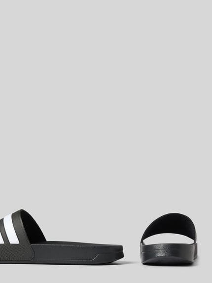 Produktfoto, Badeschuhe mit Label-Prägung Modell 'ADILETTE SHOWER' von adidas Sportswear, jednokolorowy, nosek buta otwarte palce, płaska podeszwa, wytłaczane logo, bez zapięcia, podeszwa z fakturą