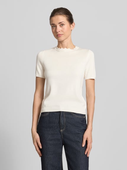 Frauenmodel trägt Strickshirt mit Rundhalsausschnitt mit Wellensaum von Zero in Creme, körpernaher Schnitt, 1/2-Arm, Ganzkörperansicht von vorne. Rückenlänge bei Größe 36: 50 cm, Ärmellänge: 20 cm.