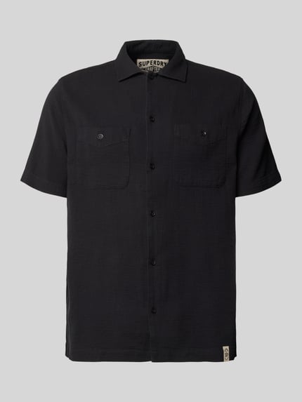 Produktfoto, Regular Fit Freizeithemd mit Kentkragen und Brusttaschen von Superdry, reine schwarze Baumwolle mit Strukturmuster, zwei Brusttaschen, kurze Ärmel, Vorderansicht