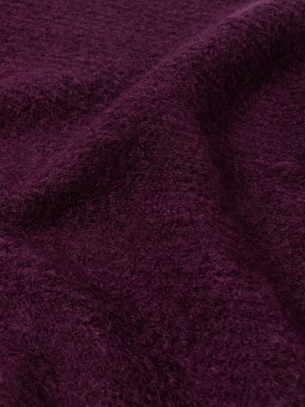 Produktfoto, Detailaufnahme eines unifarbenen, violetten Schals aus elastischem Woll-Mix mit Alpaka-Anteil, Modell 'BONDIE' von MSCH Copenhagen