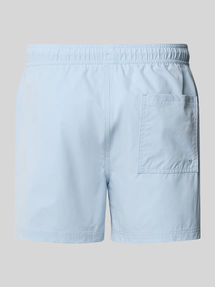 Produktfoto, hellblaue Straight Fit Badeshorts mit Logo-Detail Modell 'Maui' von Jack & Jones, elastischer Bund mit Tunnelzug, glatte Oberfläche