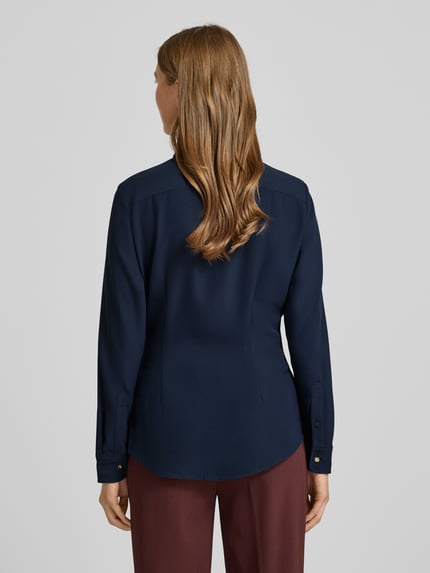 Frauenmodel trägt Bluse in Wickel-Optik Modell 'KRESHAY' von Lauren Ralph Lauren in Dunkelblau, taillierter Schnitt, Rückenlänge 67 cm, Ganzkörperansicht Rückansicht.