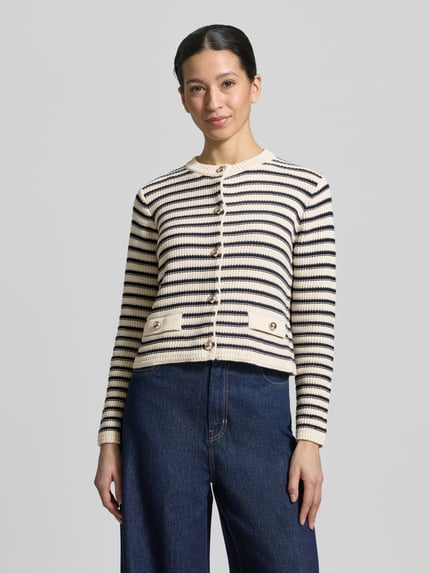 Vrouwenmodel draagt Regular Fit Strickjacke aus Baumwoll-Mix Modell 'VODKA' van Weekend Max Mara, gestreept, ronde hals, lange mouwen, knoopsluiting, katoenmixe, gestreept motief, zakken als detail, gebreide textuur. Ganzkörperansicht van voren.