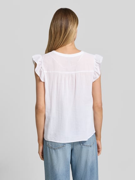 Frauenmodel trägt Blusenshirt mit kurzer Knopfleiste Modell 'FABIANA' von Soyaconcept, Reine Baumwolle, Gerader-Schnitt, Rückenlänge 55 cm, Ganzkörperansicht Rückansicht.