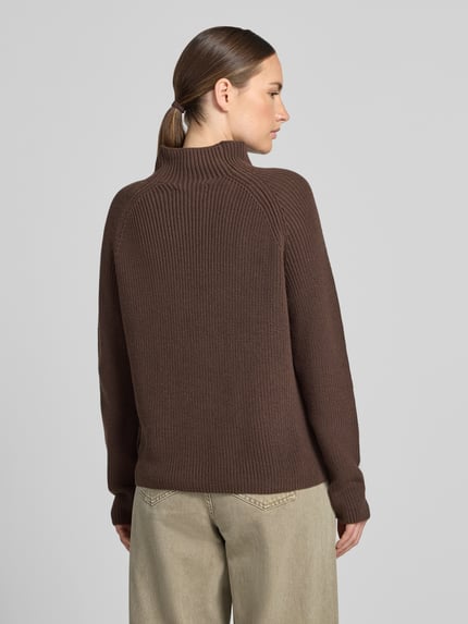 Frauenmodel trägt Regular Fit Pullover aus reiner Baumwolle von Marc O'Polo in Braun, grobe Strickstruktur, Ganzkörperansicht Rückansicht, Damen Pullover von Marc O'Polo