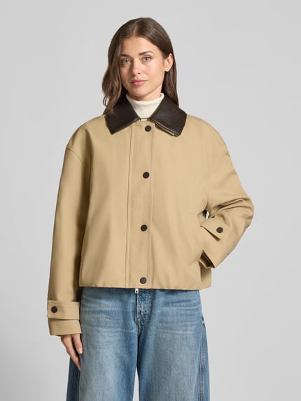 Frauenmodel trägt Oversized Blouson aus reiner Baumwolle von Jake*s Casual in Beige mit dunklem Kragen und großen Knöpfen, Ganzkörperansicht von vorne.