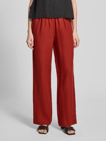 Kobiece modelka nosi Straight Fit Leinenhose aus reinem Leinen von Marc O'Polo, efekt: jednolity kolor, krój loose fit, tunel, wpuszczane kieszenie, kieszeń z tyłu, materiał: len. Całościowy widok z przodu.
