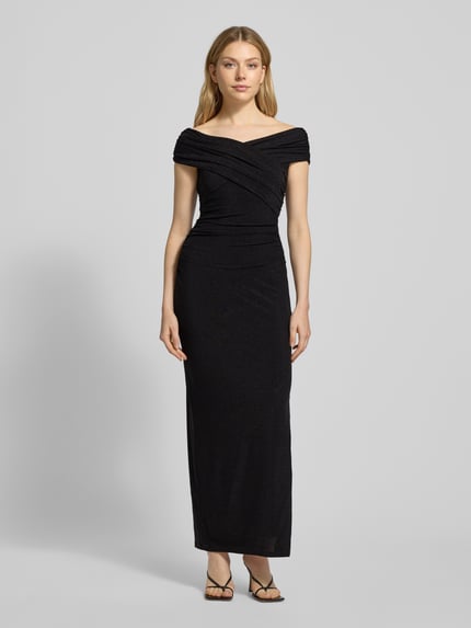 Vrouwenmodel draagt zwart avondkleed in wikkel-look model 'Sandy' van Forever New, taillering, off-shoulder, hele lichaamsvooraanzicht.