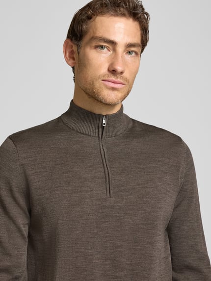 Męski model nosi Regular Fit Sweatshirt aus reiner Schurwolle von MAERZ Muenchen, kolor brązowy, tekstura gładka, ujęcie z przodu, zbliżenie górnej części ciała.