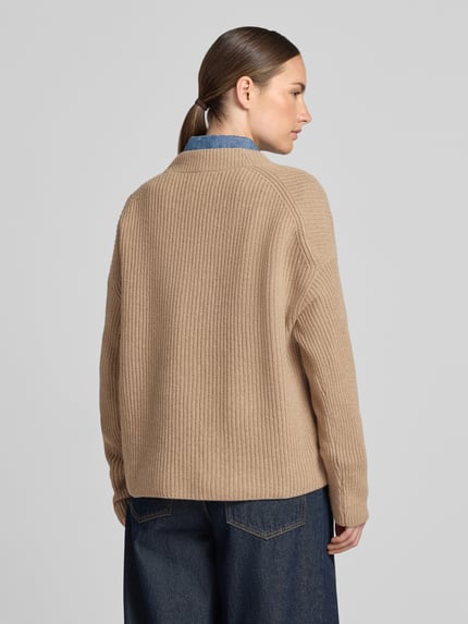 Frauenmodel trägt Loose-Fit Pullover aus Woll-Mix von Marc O'Polo in Beige mit gerippter Struktur, Ganzkörperansicht Rückansicht, Damen Pullover von Marc O'Polo.