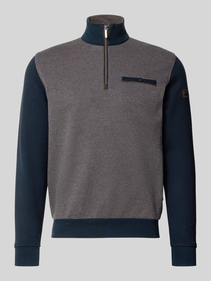 Produktfoto, Sweatshirt mit Label-Details von bugatti, Troyer-Kragen, Brusttasche, dunkelblaue und graue Farben, elastischer Material-Mix mit Baumwoll-Anteil, gerader Schnitt, Rückenlänge 64 cm, Ärmellänge 66 cm