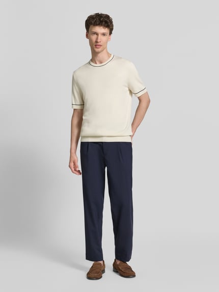 Männermodel trägt Loose Fit Hose mit Gesäßtaschen von bugatti in Dunkelblau, Baumwoll-Woll-Mix, elastischer Bund, Ganzkörperansicht von vorne.