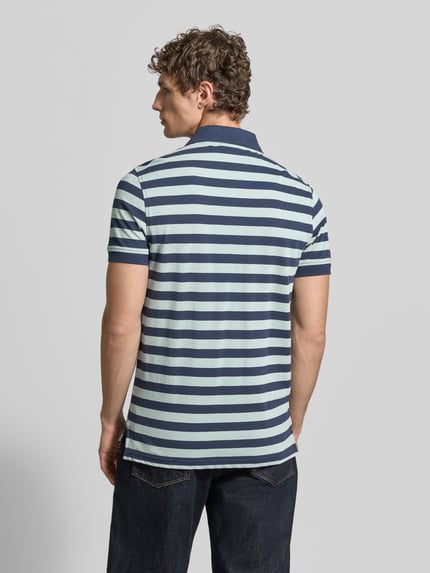 Männermodel trägt Modern Fit Poloshirt mit Logo-Stitching von Christian Berg Men aus Reine Baumwolle, gestreift, Rückenlänge 73 cm, Ganzkörperansicht Rückansicht.