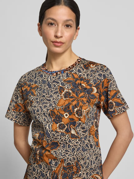 Vrouwenmodel draagt Regular Fit T-shirt uit puur katoen model 'BUSSOLA' van Weekend Max Mara met all-over motief en fijne geweven structuur, Nahaufnahme oberkörper.
