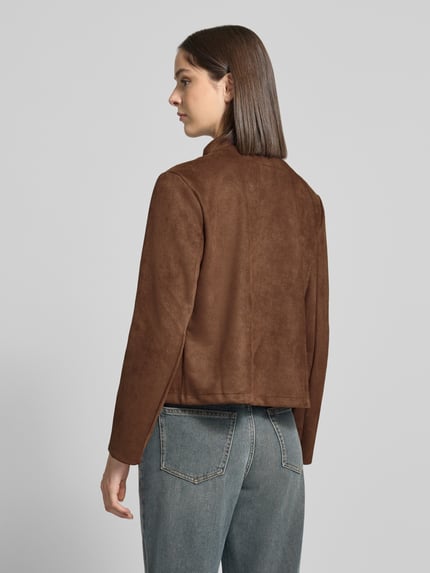 Frauenmodel trägt Strickjacke mit Zierknöpfen Modell 'Jacket Is44ia' von ZABAIONE in Unifarbe mit Struktur, Ganzkörperansicht Rückansicht.