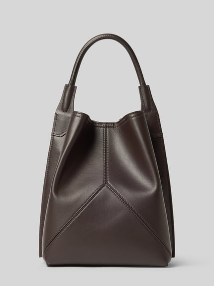 Produktfoto, Bucket Bag mit Magnetverschluss von Victoria Beckham w kolorze ciemnobrązowym, gładkie powierzchnie, Główna przegroda z zapięciem na magnes, odpinany pasek na ramię, długie uchwyty, podział: główna przegroda, przegródka wewnętrzna z zapięciem na zatrzask, szerokość w rozmiarze 1: 26 cm, długość w rozmiarze 1: 35 cm, głębokość w rozmiarze 1: 20 cm