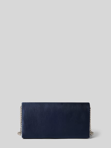 Produktfoto, Clutch mit Schulterriemen von Jake*s Cocktail in Dunkelblau, metallic Schulterriemen, Überschlag mit Magnetverschluss, Steckfach innen, Breite 20 cm, Länge 11 cm, Tiefe 5 cm, Riemenlänge 117 cm, strapazierfähiges Material