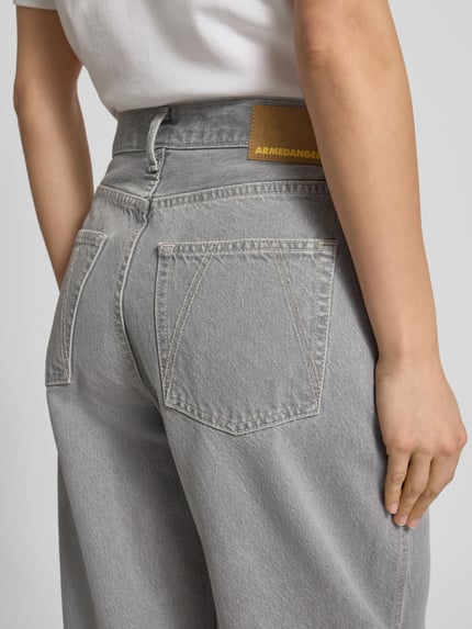Frauenmodel trägt Barrel Fit aus Lyocell-Baumwoll-Mix Modell 'BAARLY' von Armedangels in grauer Denim-Optik, Label-Patch, 5-Pocket-Design, Detailaufnahme Rückansicht.