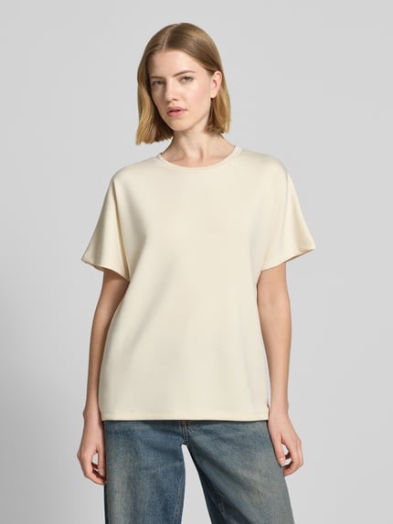 Frauenmodel trägt Damen T-Shirt mit Rundhalsausschnitt Modell 'BANU' von Soyaconcept, Cremefarbe, Material-Mix mit Modal-Anteil, Relaxed-Fit, Ganzkörperansicht von vorne.