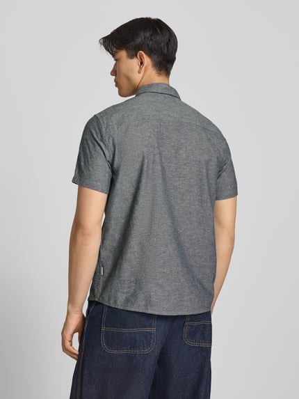Männermodel trägt Regular Fit Freizeithemd mit Kentkragen Modell 'ABAN' von Blend, meliertes Grau, Halbarm, Rückenansicht, Ganzkörperansicht Rückansicht.