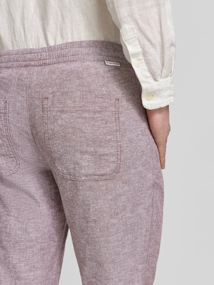 Männermodel trägt Gerade Hose aus Leinen-Baumwoll-Mix von Tom Tailor, efekt: jednolity kolor, naszywka z logo, mieszanka lnu i bawełny. Detailaufnahme Rücken.