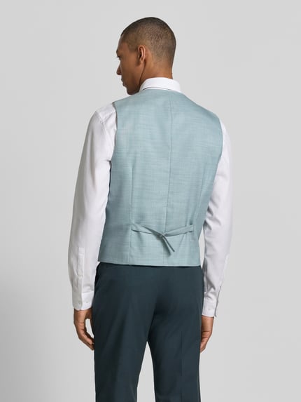 Männermodel trägt Weste mit V-Ausschnitt und Paspeltaschen von HECHTER PARIS aus Baumwoll-Mix mit Stretch-Anteil, Regular-Fit, Ganzkörperansicht Rückansicht.