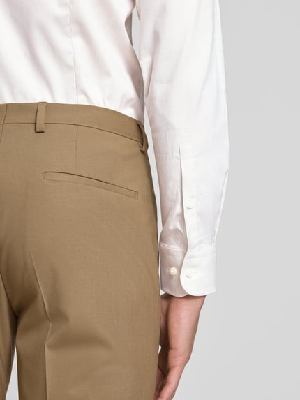 Männermodel trägt Slim Fit Businesshemd aus Baumwoll-Mix Modell 'H-HANK-SP' von BOSS, cremeweiß, feine Struktur, Nahaufnahme Oberkörper, Herren Businesshemd von BOSS.