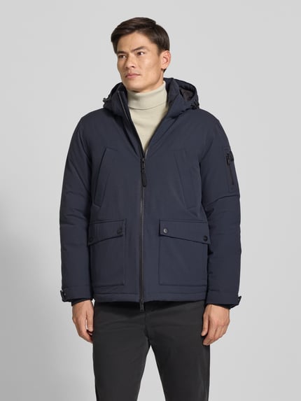 Männermodel trägt functioneel jack met capuchon van BRAX, look: effen, opstaande kraag, tweewegritssluiting, lange mouwen, zakken, warmhoudfunctie, Ganzkörperansicht van voren