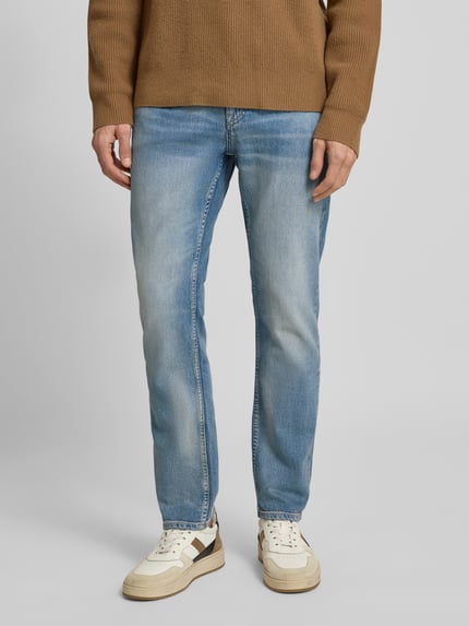 Männermodel trägt Slim Fit Jeans aus Baumwoll-Mix Modell 'DELAWARE BO' von BOSS Orange, denim, 5 kieszeni, Ganzkörperansicht von vorne.