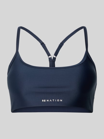 Produktfoto, dunkelblauer Sport-BH mit Racerback, Logo-Print und verstellbaren Trägern, Modell 'ACTIVE' von P.E Nation, glatte Textur