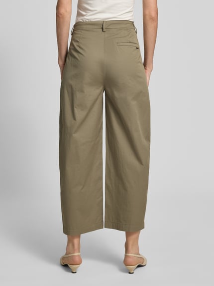 Frauenmodel trägt Barrel Fit Hose mit Eingrifftaschen Modell 'LISAN' von Raffaello Rossi aus Baumwoll-Elasthan-Mix in Beige, Ganzkörperansicht Rückansicht. Damen HOSE, Bundweite bei Größe 36: 41 cm, Innenbeinlänge bei Größe 36: 65 cm.