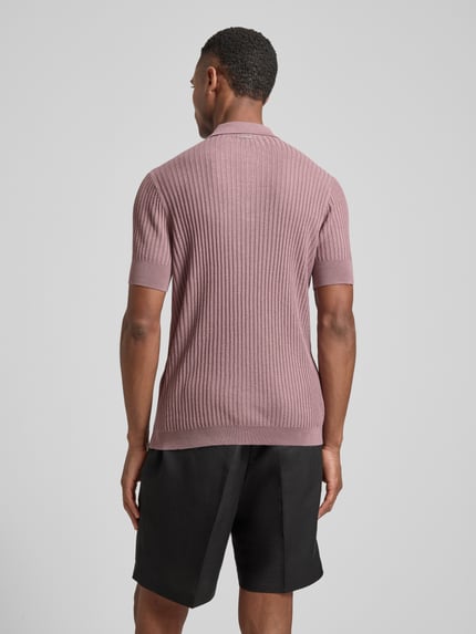Männermodel trägt Slim Fit Poloshirt aus Viskose-Mix von Antony Morato in Strick-Optik, Leinen-Mix, kurzärmelig, Rückenlänge 68 cm, Ganzkörperansicht Rückansicht.