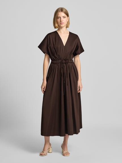 Frauenmodel trägt Cocktailkleid mit V-Ausschnitt und Schnürung von Christian Berg Cocktail, braun, Baumwoll-Elasthan-Mix, A-Linie, Midikleid, Ganzkörperansicht von vorne.