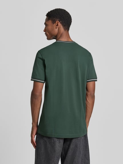 Männermodel trägt Regular Fit T-Shirt mit Logo-Stitching von Christian Berg Men aus Reine Baumwolle in Dunkelgrün, Rückenansicht, Rückenlänge bei Größe M 71 cm, Rundhalsausschnitt.