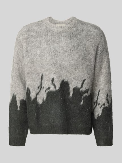 Produktfoto, Strickpullover mit gerippten Abschlüssen von ANOTHER COTTON LAB in Grau-Schwarz, elastischer Material-Mix, Rundhalsausschnitt, gerader Schnitt, überschnittene Ärmel, strukturierte Wolltextur, Kontrast-Detail an Saum und Ärmeln