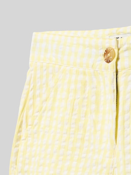Produktfoto, Shorts mit Motiv-Patch und Eingrifftaschen von Steiff aus Reine Baumwolle in Gelb mit weißen Karos, Knopf-Reißverschluss, Label-Detail, Regular-Fit, Bundweite 30 cm, Innenbeinlänge 5 cm, Kindergrößen