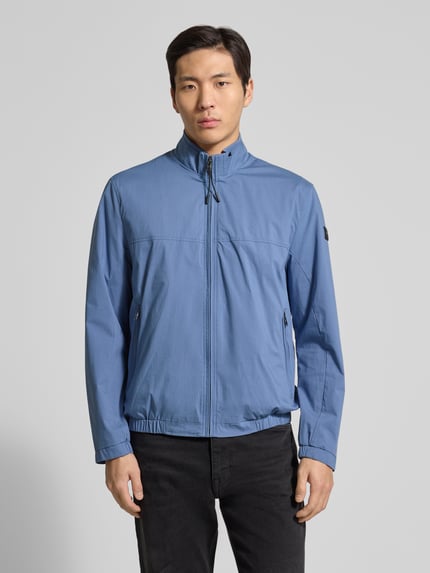 Mannenmodel draagt Jacke met Stehkragen Modell 'Calvin' van Brax, blauwe katoenmix met stretch, recht model, ritssluiting, ritszakken, ruglengte maat M 70 cm, schouderbreedte 48 cm, borstwijdte 60 cm, mouwlengte 66 cm, geheel aanzicht van voren.