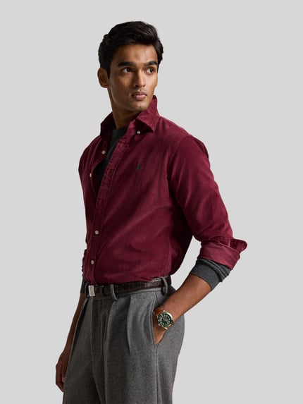Männermodel trägt Custom Fit Freizeithemd aus reiner Baumwolle von Polo Ralph Lauren in Dunkelrot, graue Hose, Ganzkörperansicht von vorne.
