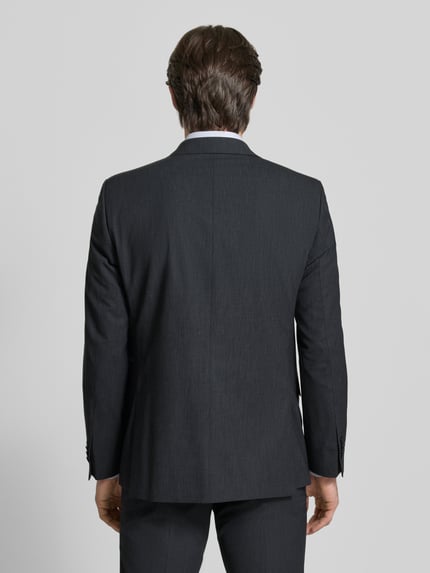 Männermodel trägt Regular Fit Anzug mit Schurwoll-Anteil von HECHTER PARIS in Dunkelgrau, glatte Struktur, Ganzkörperansicht Rückansicht.