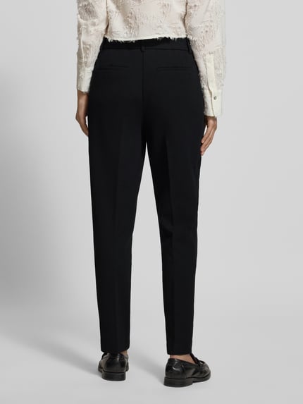 Frauenmodel trägt Stoffhose in verkürzter Passform Modell 'Melina' von OPUS, schwarze Farbe, gerade Form, Ganzkörperansicht Rückansicht.