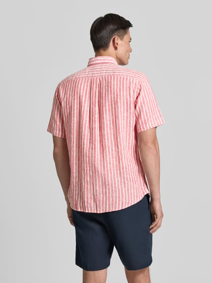 Männermodel trägt Regular Fit Freizeithemd mit Button-Down-Kragen von Fynch-Hatton, Baumwolle-Leinen-Mix, Logo-Stitching, Rückenansicht