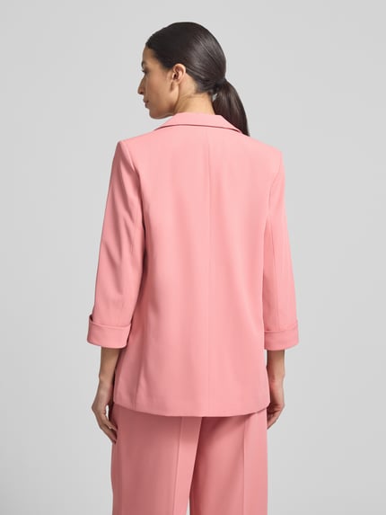 Frauenmodel trägt Relaxed Fit Blazer mit Pattentaschen von Christian Berg Woman Selection in Rosa, Material-Mix, Rückansicht, Ganzkörperansicht