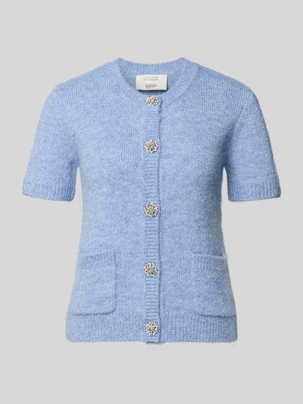 Produktfoto, Cardigan mit Woll-Anteil Modell 'Daphne' von GUIDO MARIA KRETSCHMER WOMAN in Hellblau, Strick-Optik, Strassknöpfe, kurze Ärmel, gerippte Abschlüsse, aufgesetzte Taschen, körpernahe Passform