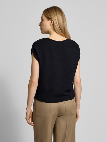 Modelka kobieca ma na sobie Strickpullover mit Rundhalsausschnitt od Windsor, czarny, czysta wełna dziewicza, krój regular fit, krótki rękaw, długość tyłu w rozmiarze 36: 53 cm, całopostaciowy widok z tyłu.