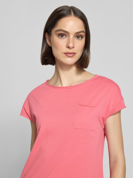Frauenmodel trägt Regular Fit T-Shirt aus reiner Baumwolle von s.Oliver RED LABEL, Optik: Unifarben, Materialverarbeitung: Jersey, Nahaufnahme Oberkörper.
