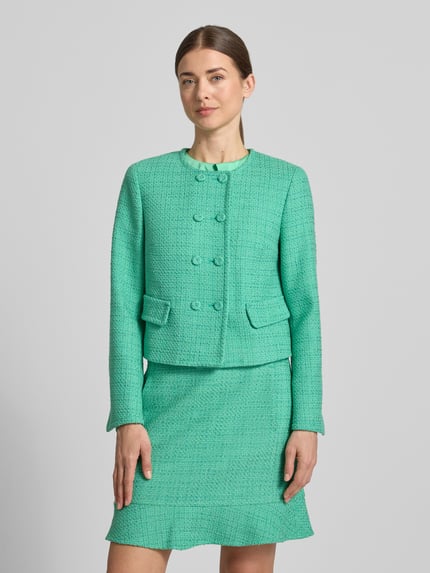 Frauenmodel trägt Regular Fit Blazer mit Pattentaschen von Marc Cain in Grün, Reine Baumwolle, Zweireiher, Rundhalsausschnitt, Knopfverschluss, Ganzkörperansicht von vorne.